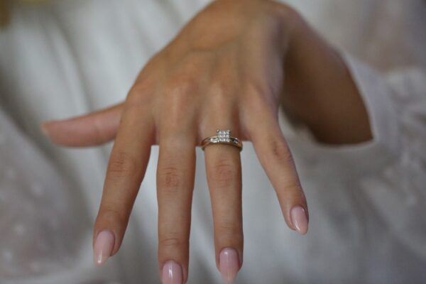 Ring i 10 karat guld med diamanter