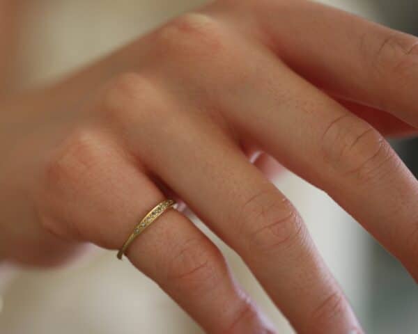 18 karat guldring m. diamanter