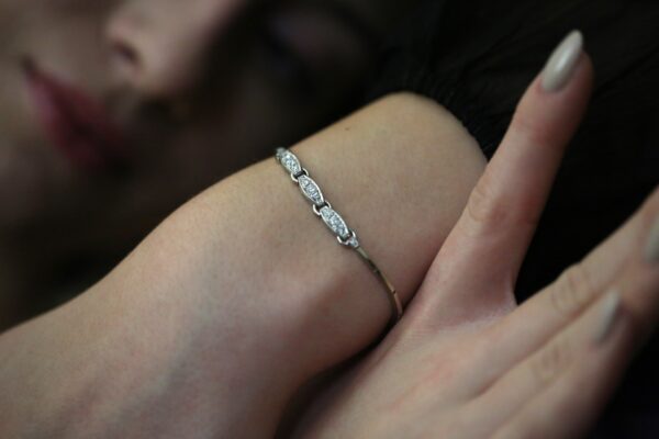 Hvidgulds armbånd m. diamanter 18 karat