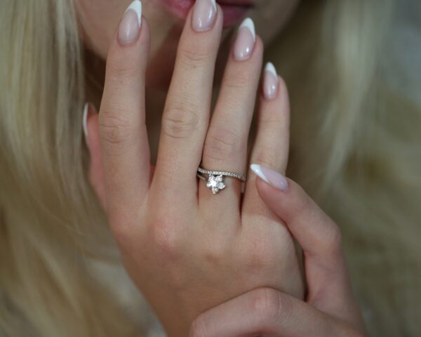 Hvidguldsring med diamanter 18kt.