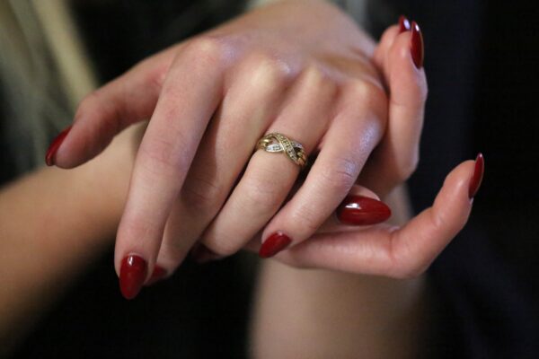 8 karat guldring m. zirkonia