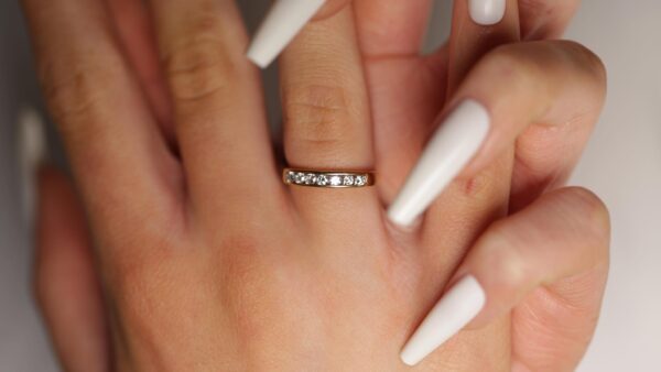 Alliancering med diamanter i 14 karat guld