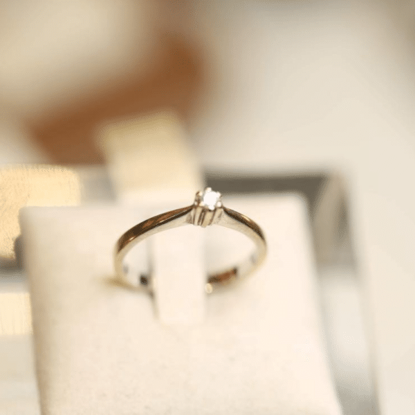 Hvidgulds ring i 14 karat guld m. diamant