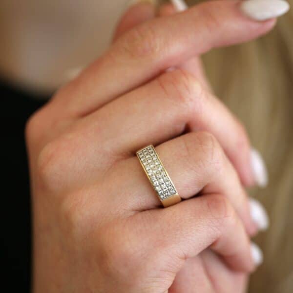 Ring i 14 karat med diamanter
