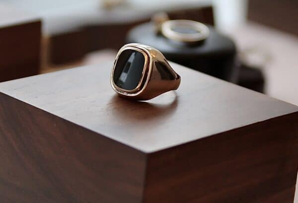 Ring i 8 karat guld med Onyx