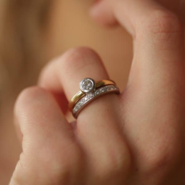 Ring i 18karat guld/hvidguld m. diamanter