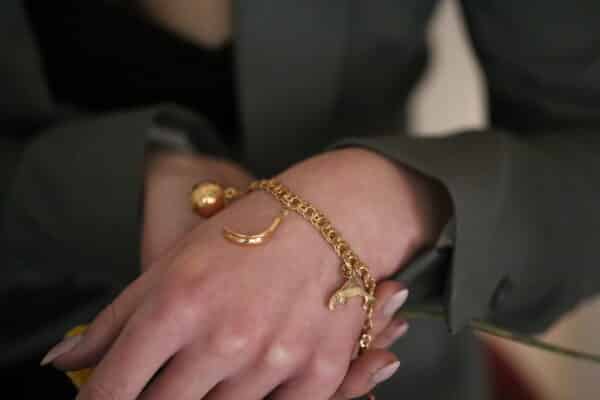 Bismarck armbånd med charms i 18 karat guld