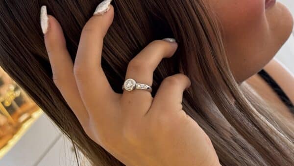 Meget smuk 18 karat hvidguldsring med diamanter