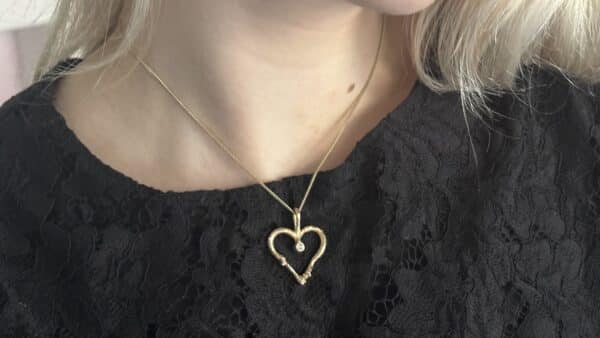14 karat guld hjerte vedhæng, med en enkel diamant