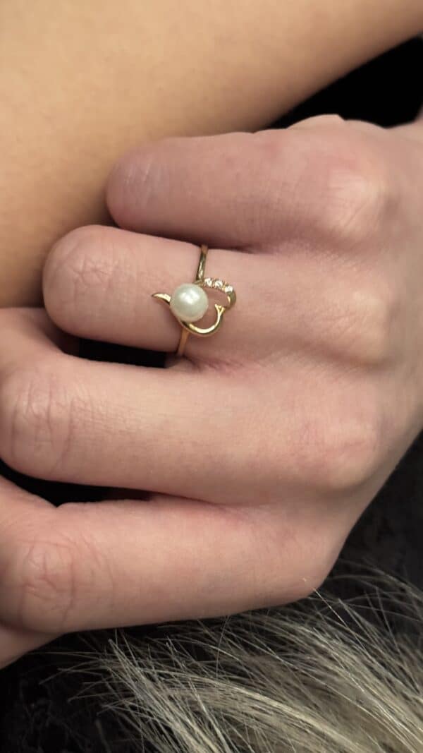 18 karat guldring med en enkel perle