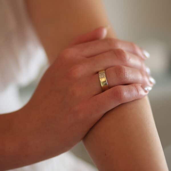 14 karat guldring m. diamanter