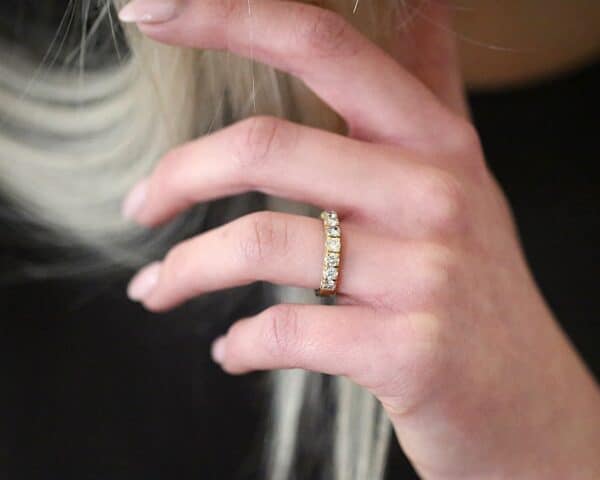 Smuk Alliancering i 14 Karat Guld med Diamanter
