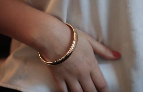 Afrundet armring i 14 karat guld