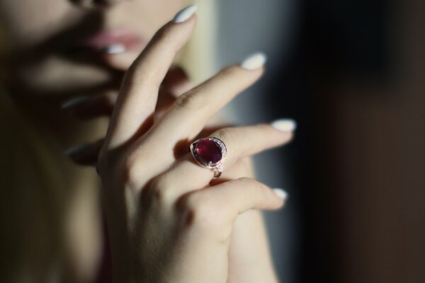Ring i 18 karat hvidguld, med stor rubin og diamanter