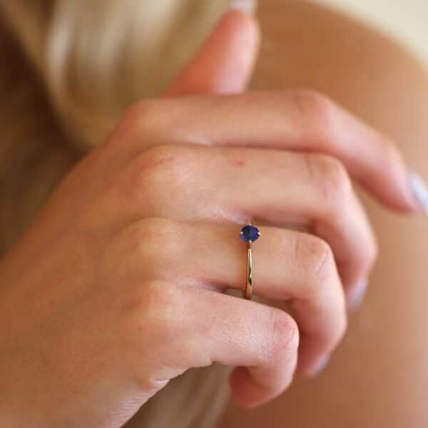 Ring 9 karat guld m. safir