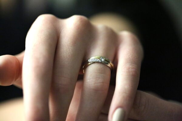 14 karat guldring, med diamanter