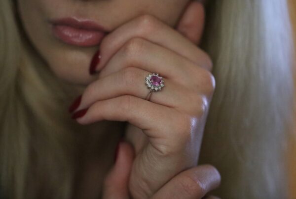 Hvidguldsring i 18 karat m. diamanter og safir