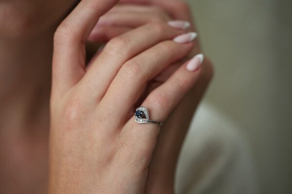 Hvidguldsring med safir og diamanter