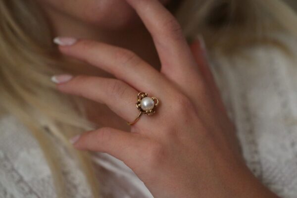 Guldring i 14 karat guld med perle