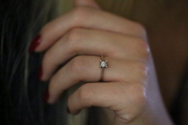 Solitaire ring i 18 karat hvidguld