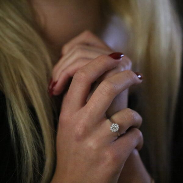 Ring i 14 karat hvidguld, med diamanter