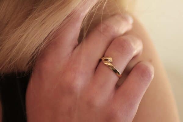 Ring i 14 karat guld med en enkel diamant
