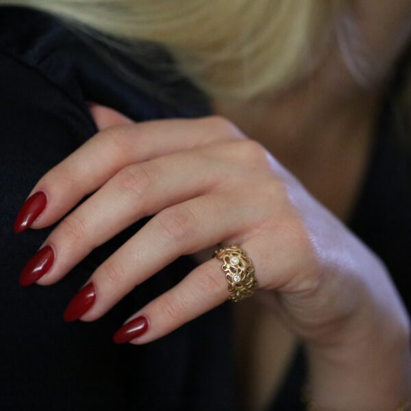 14 karat guldring, blomstreret m. diamanter
