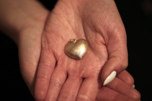 Satineret buttet hjerte I 14 karat guld