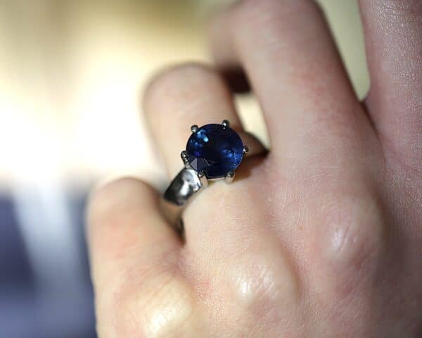 Hvidguldsring i 14 karat (med stor London Blue safir)